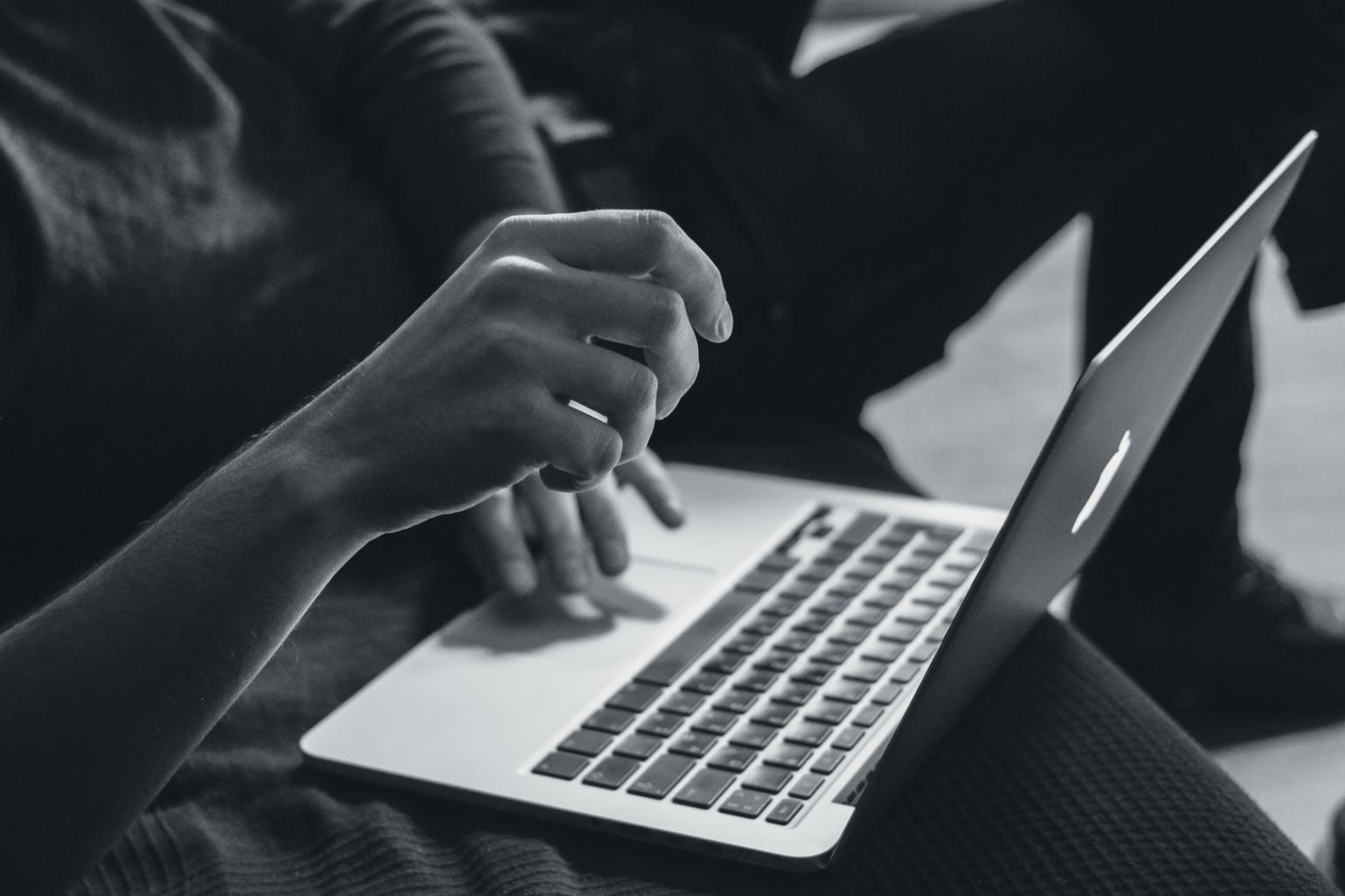 Team-Meeting zur Systemoptimierung und Leistungsanalyse